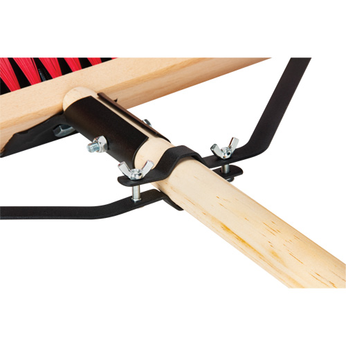 Balai-brosse &agrave; manche renforc&eacute;, 18", Moyen, Soies PVC OSI Industrial Sales