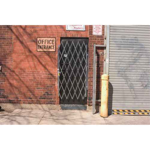 Barri&egrave;res de porte robustes, Simple, 4' lo x 5' 9" h d&eacute;ploy&eacute; OSI Industrial Sales