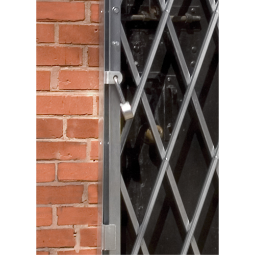 Barri&egrave;res de porte robustes, Simple, 4' lo x 5' 9" h d&eacute;ploy&eacute; OSI Industrial Sales