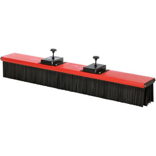 Balai-brosse mont&eacute; sur chariot &agrave; fourches OSI Industrial Sales