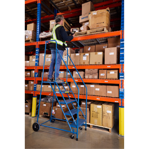 Escabeau roulant certifi&eacute; par la CSA, 5 marches, Largeur de la marche 22", Hauteur de la plateforme 46", Acier OSI Industrial Sales