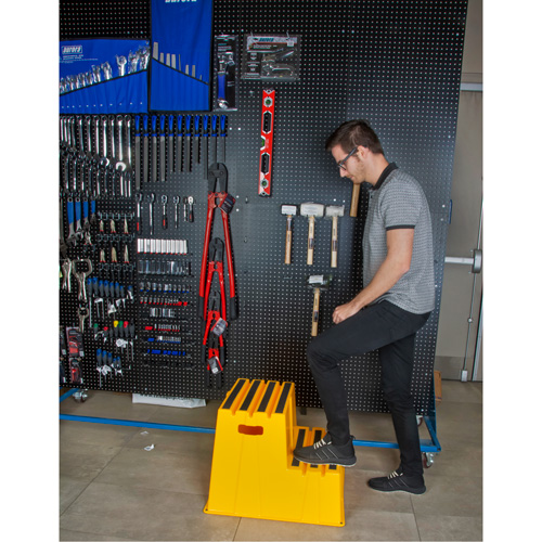 Escabeau industriel, 2 marches, 26" x 22-7/16" x Hauteur 19-11/16" OSI Industrial Sales