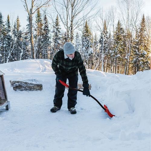 Pelle &agrave; neige Yukon, Lame Polypropyl&egrave;ne, Largueur 18", Manche Prise en D ergonomique OSI Industrial Sales