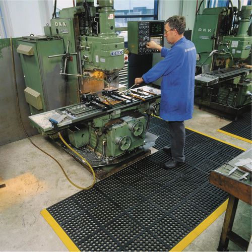 Tapis antifatigue &agrave; imbrication Cushion-Ease 550, &agrave; fentes, 3' x 3' x 3/4", Noir, Caoutchouc OSI Industrial Sales