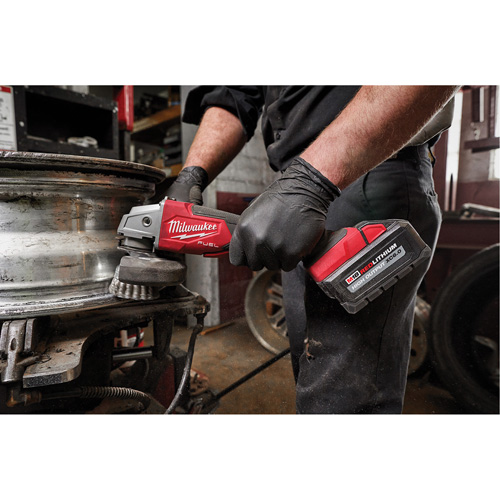 Meuleuse &agrave; frein &agrave; vitesse variable avec interrupteur &agrave; glissi&egrave;re non verrouillable M18 Fuel, 18 V, Mandrin 5"/4-1/2", Lithium-ion OSI Industrial Sales
