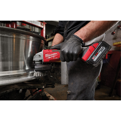 Meuleuse &agrave; frein &agrave; vitesse variable avec interrupteur &agrave; glissi&egrave;re verrouillable M18 Fuel, 18 V, Mandrin 5"/4-1/2", Lithium-ion OSI Industrial Sales