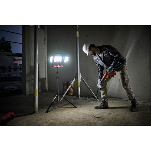 Lampe de travail &agrave; DEL professionnelle &agrave; panneaux pliants lumens sans fil 18V sur tr&eacute;pied, DEL, 3600 lumens OSI Industrial Sales