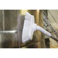 Brosse de lavage aliment&eacute;e en eau et &agrave; angle r&eacute;glable, Soies Doux, Longueur de 9-1/4", Vert OSI Industrial Sales