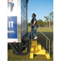 Escabeau industriel, 4 marches, 43" x 22-1/2" x Hauteur 66" OSI Industrial Sales