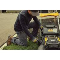 Trousse tondeuse &agrave; gazon autopropuls&eacute;e sans balais sans fil avec roues motrices arri&egrave;res 60 V MAX*, Pouss&eacute;e automatique, &agrave; pile, Largeur de coupe 21" OSI Industrial Sales