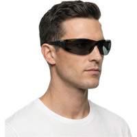 Lunettes de s&eacute;curit&eacute; Adapt Lite, Lentille Fum&eacute;e, Antibu&eacute;e/Anti-&eacute;gratignures, ANSI Z87+/R&eacute;pond ou surpasse la norme CSA Z94.3 OSI Industrial Sales