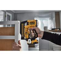 Ensemble cloueuse &agrave; goupilles sans fil sans balais ATOMIC COMPACT SERIES, calibre 23, 20 V, Lithium-ion OSI Industrial Sales