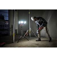 Lampe de travail &agrave; DEL professionnelle &agrave; panneaux pliants lumens sans fil 18V sur tr&eacute;pied, DEL, 3600 lumens OSI Industrial Sales